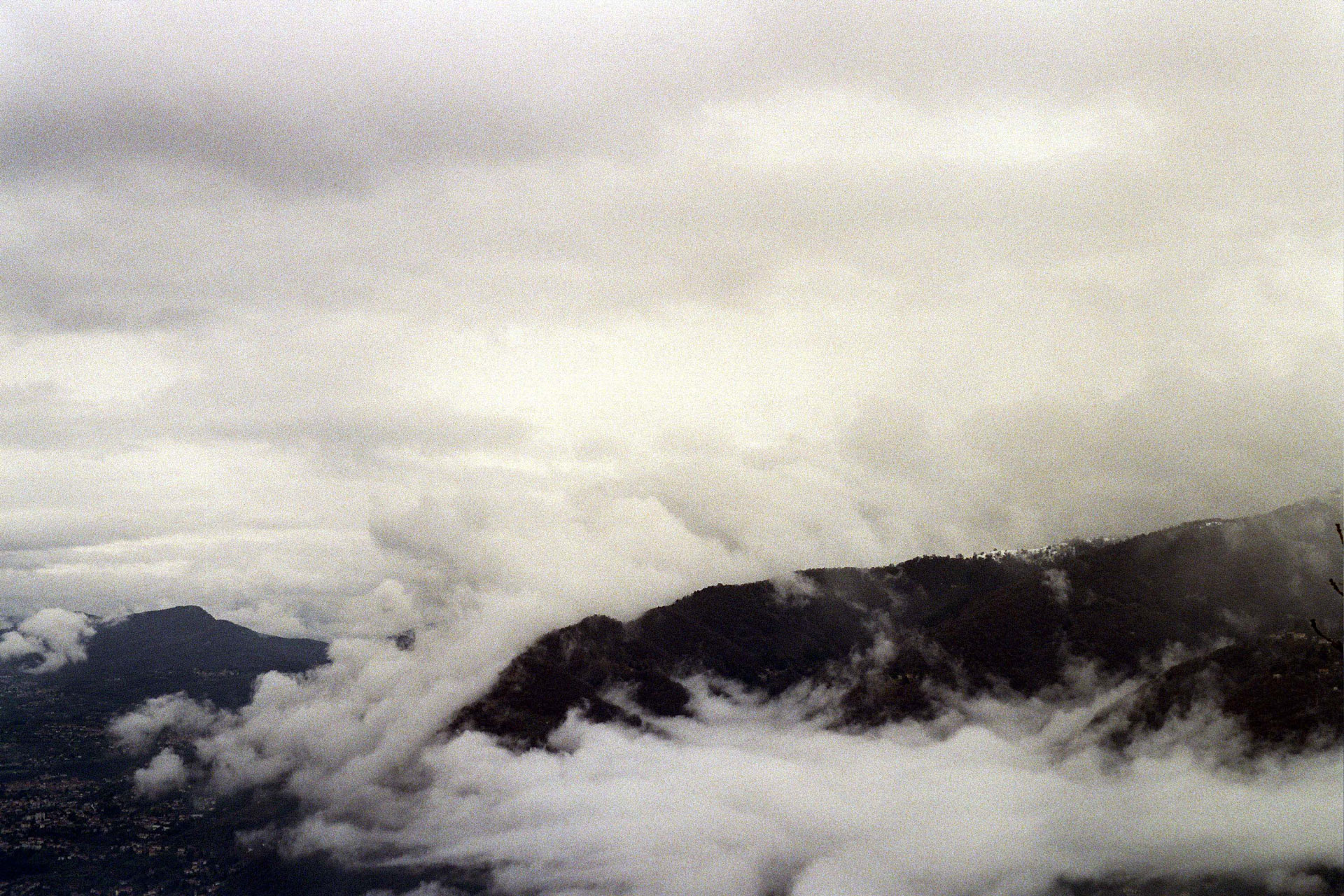 Vista de montaña abrazada por una nube.